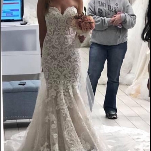 ✨ Gorgeous Allure Wedding Gown ✨ - Picture 2 of 7